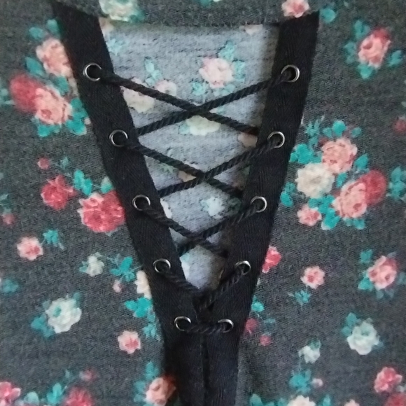 Ladies floral top size 1x - Picture 2 of 5